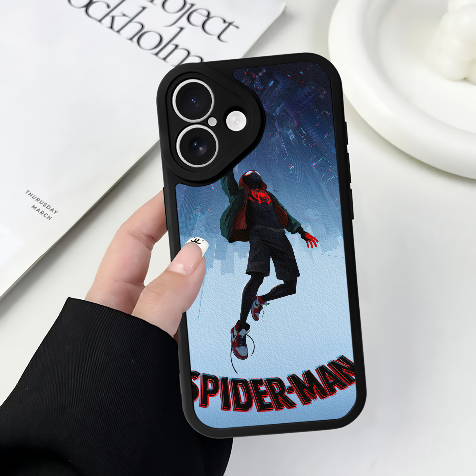 （画像用） Spider Man スパイダーマン 【iPhone 16シリーズ対応】シリコンスマホケース（レザー調） 材質：シリコン
